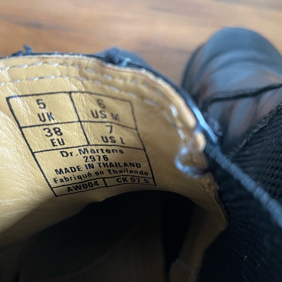 DR. MARTEN SMOOTH LEATHER CHELSEA BOOTS - Picture 5 of 6